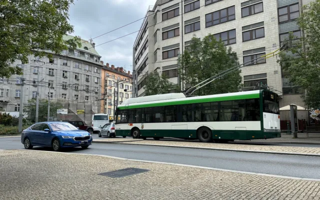Mnoho řidičů nerozlišuje den a noc. Do uzavřené části Americké třídy vjíždí i mimo dobu vymezenou značkou