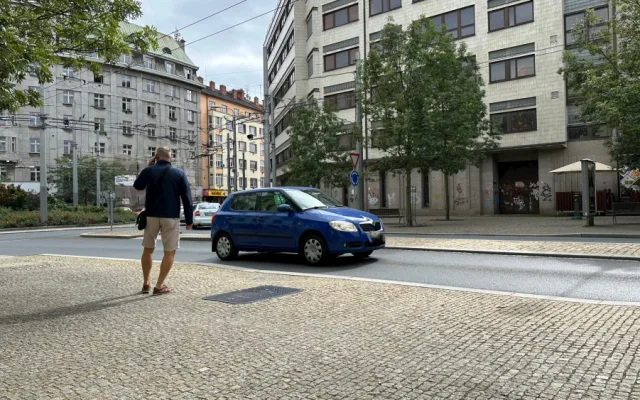 Mnoho řidičů nerozlišuje den a noc. Do uzavřené části Americké třídy vjíždí i mimo dobu vymezenou značkou