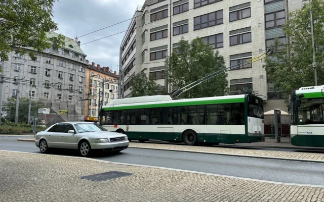 Mnoho řidičů nerozlišuje den a noc. Do uzavřené části Americké třídy vjíždí i mimo dobu vymezenou značkou