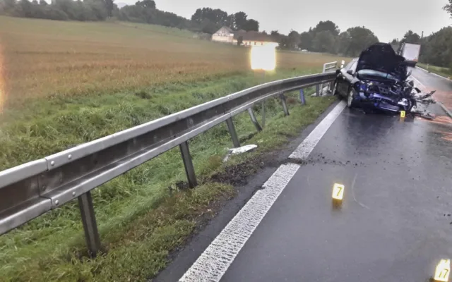 Po smyku vjel přívěs kamionu do protisměru, kde smetl dva osobáky. Záchranáři zasahovali u dvou těžkých nehod