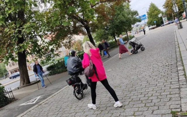 Tento muž na kole sice nejel po asfaltu, ale středem ulice se prohnal poměrně rychle.
