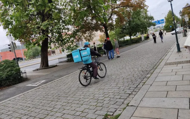 Tento kurýr jel středem a velmi pomalu. Při cestě zpět už volil asfaltový pruh. Jel ale velmi pomalu a používal zvonek