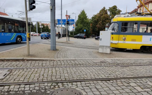 Město chce řešit také úpravu povrchu, aby se cyklisté pohodlně dostali přes tramvajové koleje.