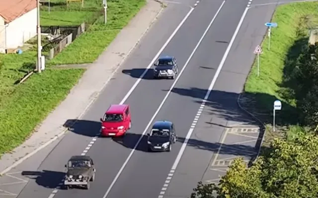 Policejní dron sledoval z výšky nic netušící řidiče, jak předjíždí přes plnou čáru