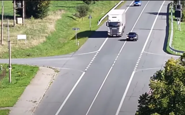 Policejní dron sledoval z výšky nic netušící řidiče, jak předjíždí přes plnou čáru