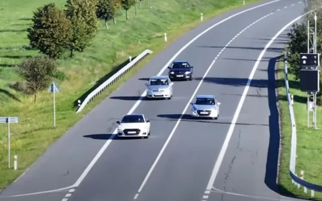 Policejní dron sledoval z výšky nic netušící řidiče, jak předjíždí přes plnou čáru