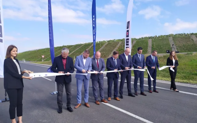 Řidiči se už prohánějí po novém úseku silnice I/27 ve směru na Klatovy. Cestu z Plzně do Přeštic zrychlí o čtyři minuty