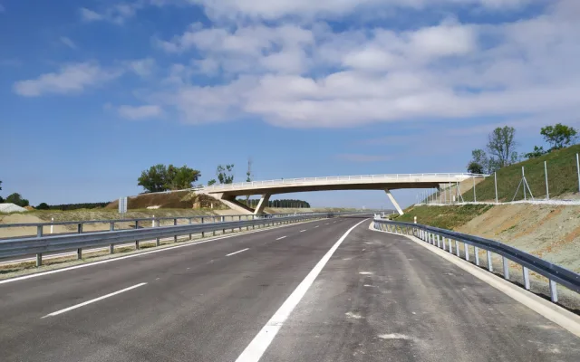 Řidiči se už prohánějí po novém úseku silnice I/27 ve směru na Klatovy. Cestu z Plzně do Přeštic zrychlí o čtyři minuty