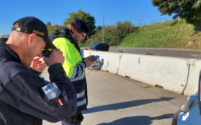 Policisté hledali nelegální migranty na dálnici u německých hranic
