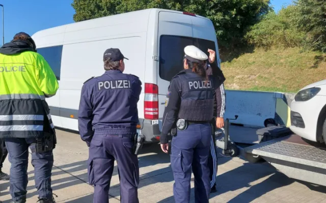 Policisté hledali nelegální migranty na dálnici u německých hranic