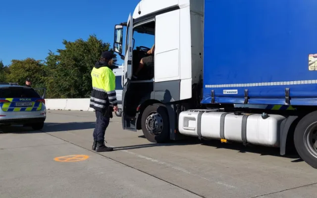 Policisté hledali nelegální migranty na dálnici u německých hranic