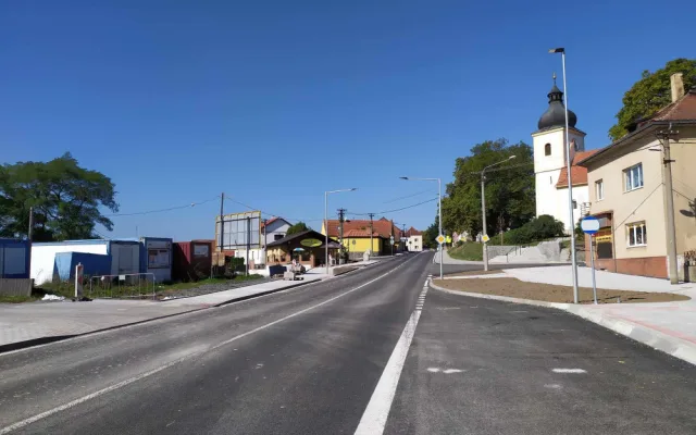 Pro letošní rok končí práce na opravě hlavní trasy silnice I/19 v Nezvěsticích, provoz se tam vrací do normálu