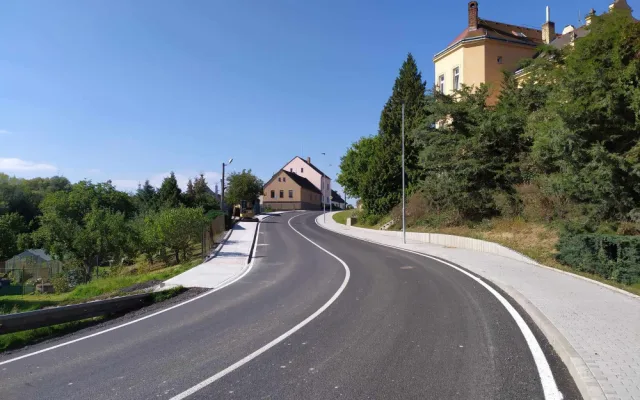 Pro letošní rok končí práce na opravě hlavní trasy silnice I/19 v Nezvěsticích, provoz se tam vrací do normálu