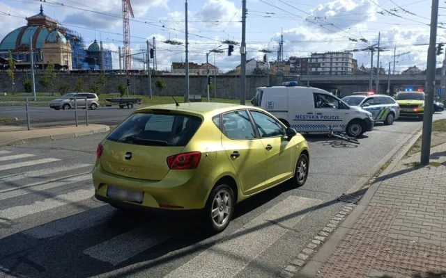 VIDEO: Cyklista prosvištěl na červenou po přechodu přímo před policejní hlídkou, srazilo ho auto