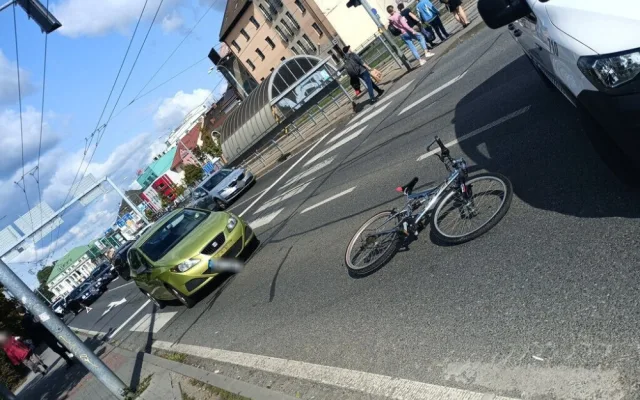 VIDEO: Cyklista prosvištěl na červenou po přechodu přímo před policejní hlídkou, srazilo ho auto