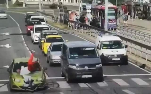 VIDEO: Cyklista prosvištěl na červenou po přechodu přímo před policejní hlídkou, srazilo ho auto