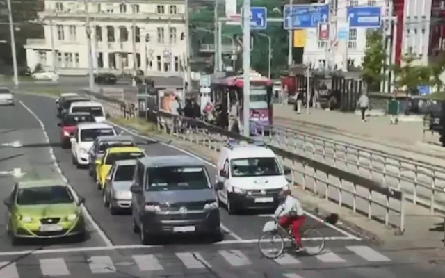 VIDEO: Cyklista prosvištěl na červenou po přechodu přímo před policejní hlídkou, srazilo ho auto