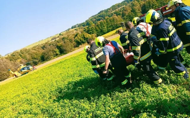 Postaršího muže zavalil traktor, pod těžkým strojem zůstal do půl těla uvězněný