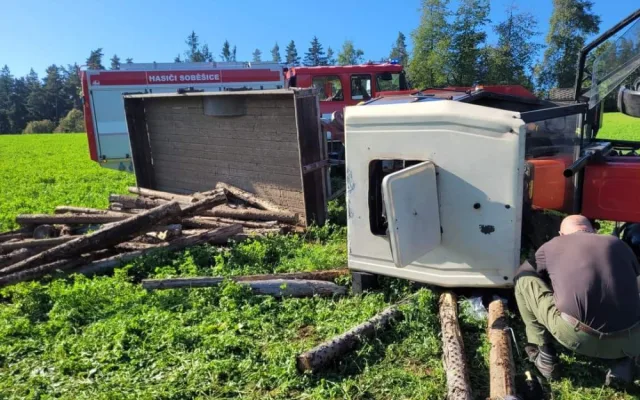 Postaršího muže zavalil traktor, pod těžkým strojem zůstal do půl těla uvězněný