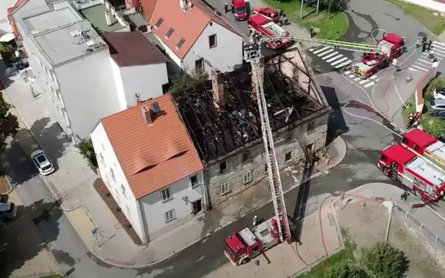 Policisté dopadli žháře, který podpálil historický dům v centru Plzně. Dva hasiči se tam při zásahu zranili