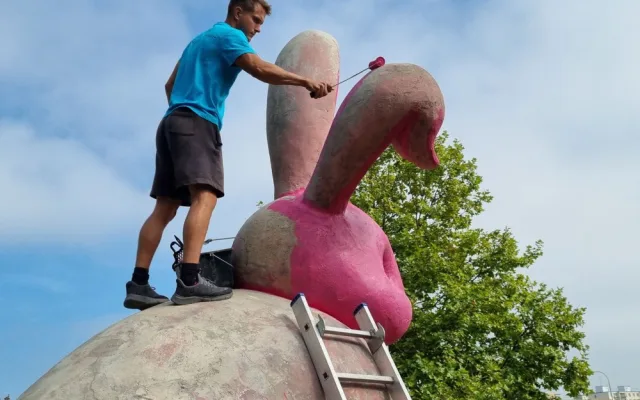 Kontroverzní socha králíka požírajícího člověka má zpět svou ikonickou růžovou barvu