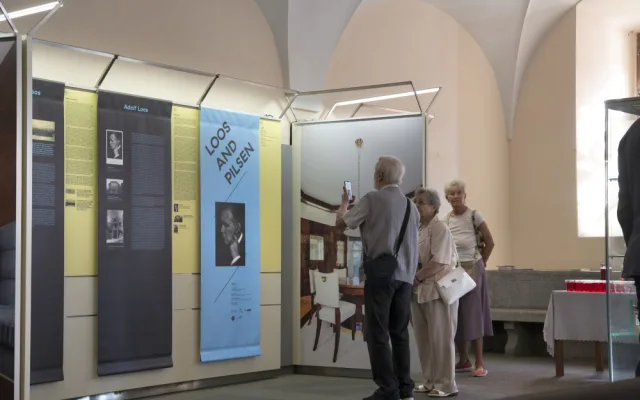 Příběh geniálního architekta Adolfa Loose a jeho plzeňskou tvorbu představuje výstava, která obletěla svět