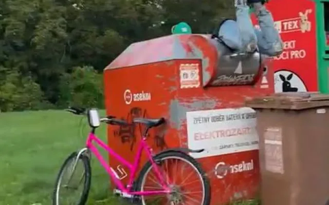 Smrtelně nebezpečný sběr elektroodpadu z kovových kontejnerů stále láká hazardéry se životem