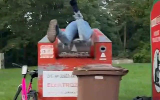 Smrtelně nebezpečný sběr elektroodpadu z kovových kontejnerů stále láká hazardéry se životem