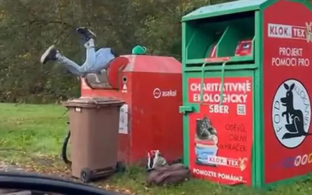 Smrtelně nebezpečný sběr elektroodpadu z kovových kontejnerů stále láká hazardéry se životem