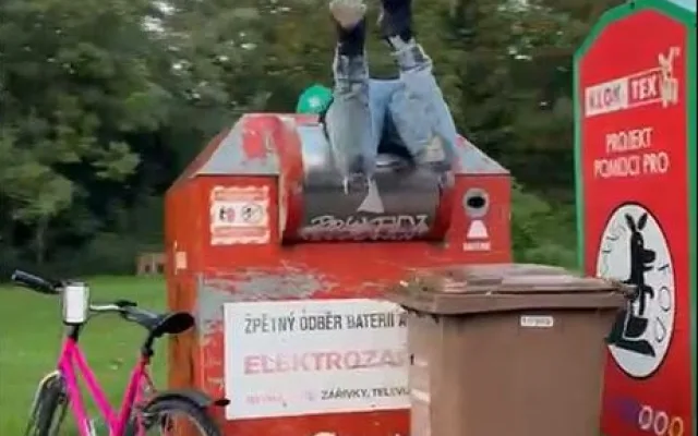 Smrtelně nebezpečný sběr elektroodpadu z kovových kontejnerů stále láká hazardéry se životem