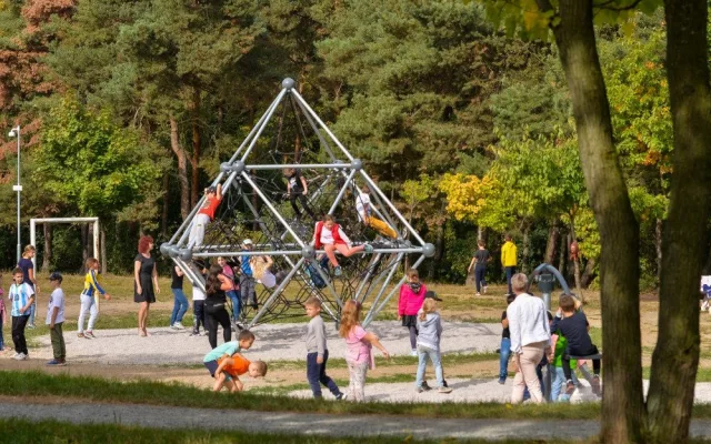 Špitálský les zas o něco prokoukl. Dostal nové cesty, lavičky  a vybavení dětského hřiště za 2,6 milionu