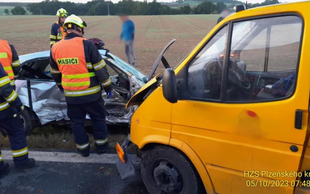 Při ranní nehodě se vážně zranily dvě děti. Těžké zranění utrpěli i další dva dospělí účastníci havárie
