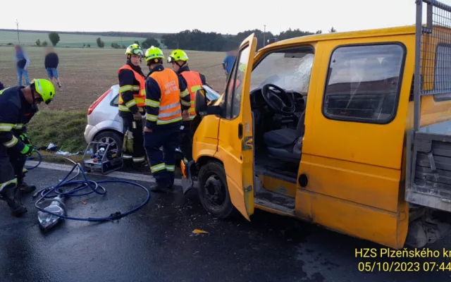 Při ranní nehodě se vážně zranily dvě děti. Těžké zranění utrpěli i další dva dospělí účastníci havárie