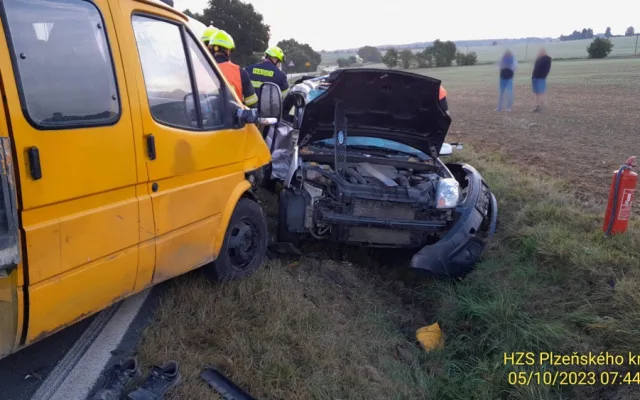 Při ranní nehodě se vážně zranily dvě děti. Těžké zranění utrpěli i další dva dospělí účastníci havárie