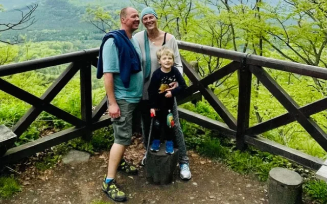 Po návratu z lyžování si mladá žena myslela, že má namoženou ruku. Z bolesti se vyklubala rakovina prsu