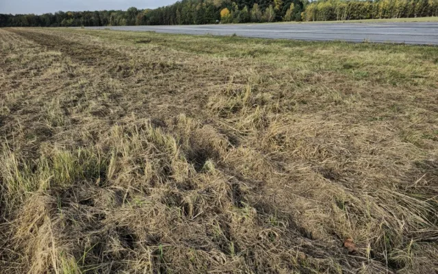 S propady terénu se piloti na letišti setkávají poměrně často. Nerovnosti zaevidují a zasypou. 