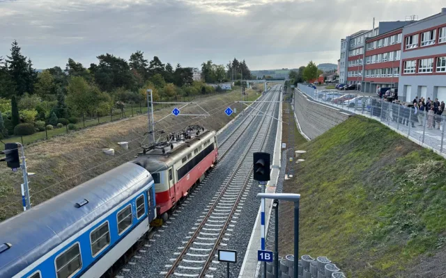 Cestujícím začala sloužit nová železniční zastávka Plzeň - Slovany. U konce je modernizace železničního uzlu za 2,2 miliardy
