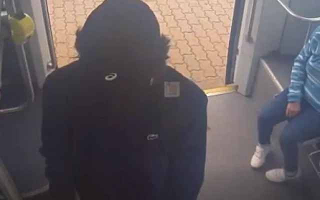 Tramvaj poničil zatím neznámý vandal. Policisté by rádi mluvili s mladíkem ze záběrů bezpečnostní kamery