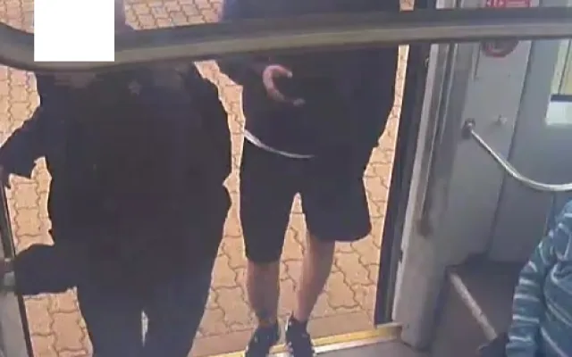 Tramvaj poničil zatím neznámý vandal. Policisté by rádi mluvili s mladíkem ze záběrů bezpečnostní kamery