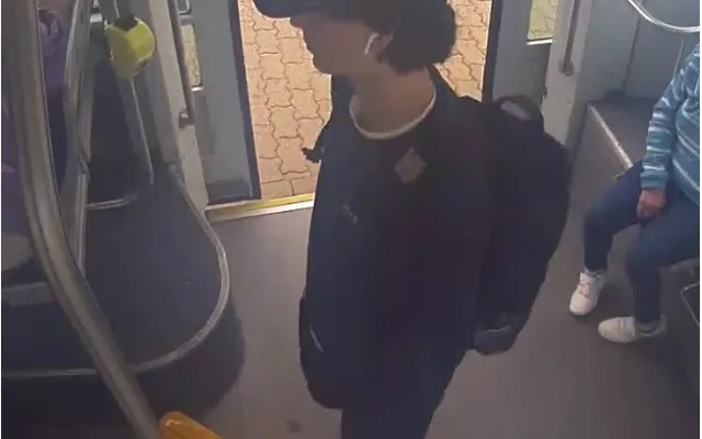 Tramvaj poničil zatím neznámý vandal. Policisté by rádi mluvili s mladíkem ze záběrů bezpečnostní kamery