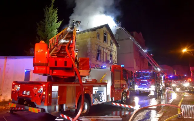 Mrtvého člověka našli hasiči uvnitř vyhořelého obytného domu, dalších pět obyvatel museli evakuovat