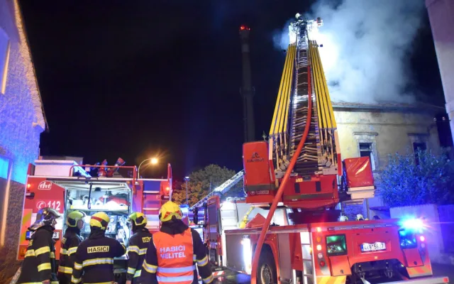 Mrtvého člověka našli hasiči uvnitř vyhořelého obytného domu, dalších pět obyvatel museli evakuovat
