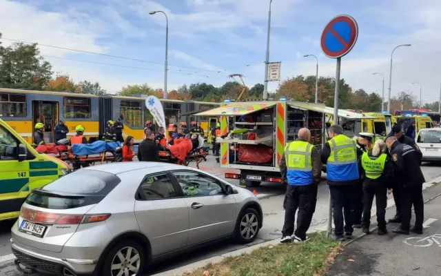 Při srážce dvou tramvají v centru Plzně se zranilo téměř 30 lidí včetně pěti dětí