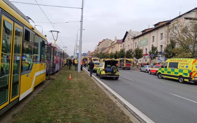 Při srážce dvou tramvají v centru Plzně se zranilo téměř 30 lidí včetně pěti dětí