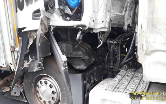 Střet dvou kamionů ochromil provoz na dálnici D5 ve směru na Prahu. Dva lidé se při nehodě zranili
