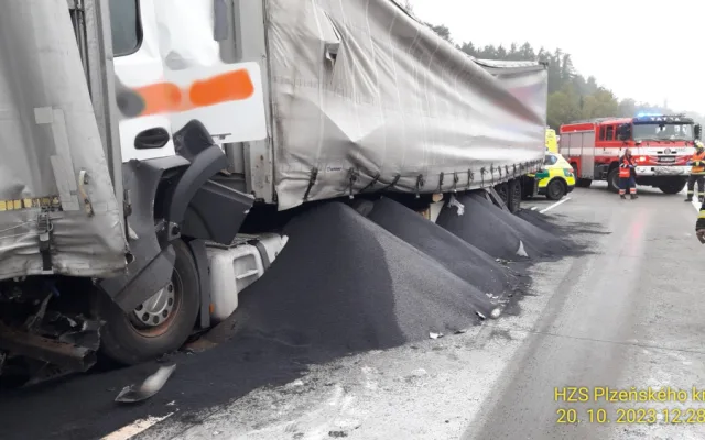 Střet dvou kamionů ochromil provoz na dálnici D5 ve směru na Prahu. Dva lidé se při nehodě zranili