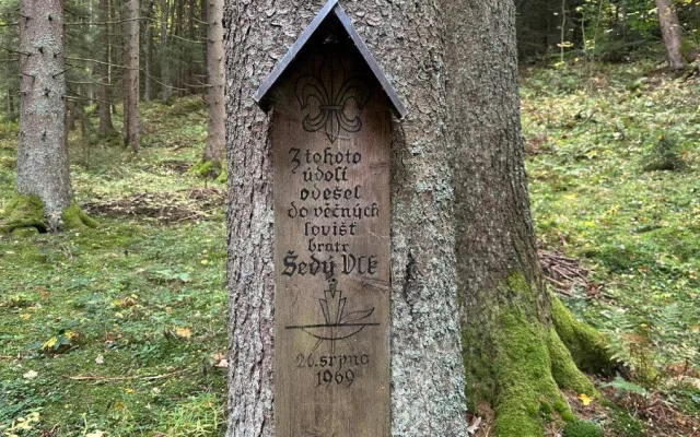 umrlčí prkno skautského vůdce Šedého Vlka