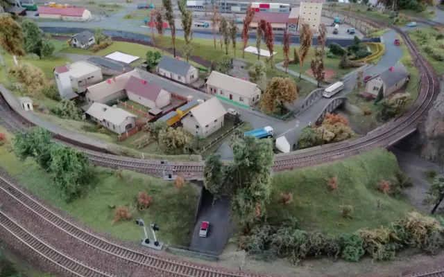 Modeláři představí veřejnosti unikátní a obří modelové kolejiště. Koleje vedou pestrou krajinou 600 metrů