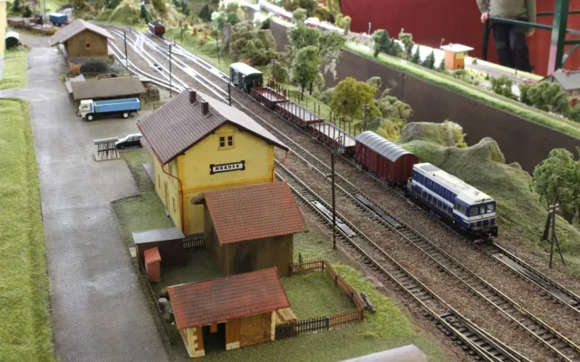 Modeláři představí veřejnosti unikátní a obří modelové kolejiště. Koleje vedou pestrou krajinou 600 metrů