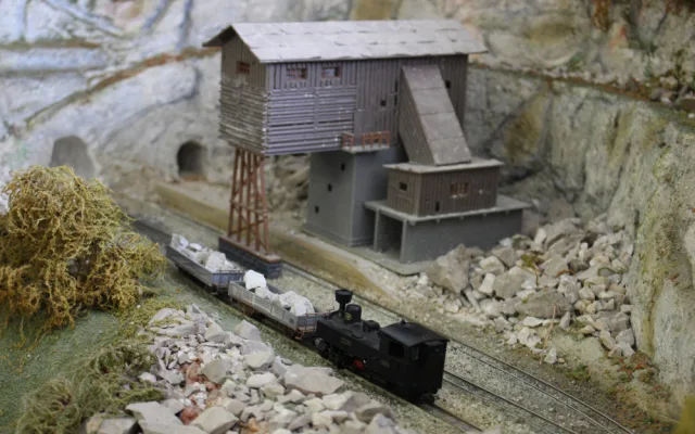 Modeláři představí veřejnosti unikátní a obří modelové kolejiště. Koleje vedou pestrou krajinou 600 metrů